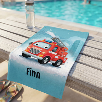Feuerwehr Handtuch für Jungen mit Name Finn, rotem Feuerwehrauto und blauem Hintergrund am Pool