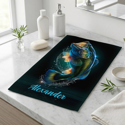 Personalisiertes Angler-Handtuch mit großem Fischmotiv und Name Alexander auf einem Waschtisch