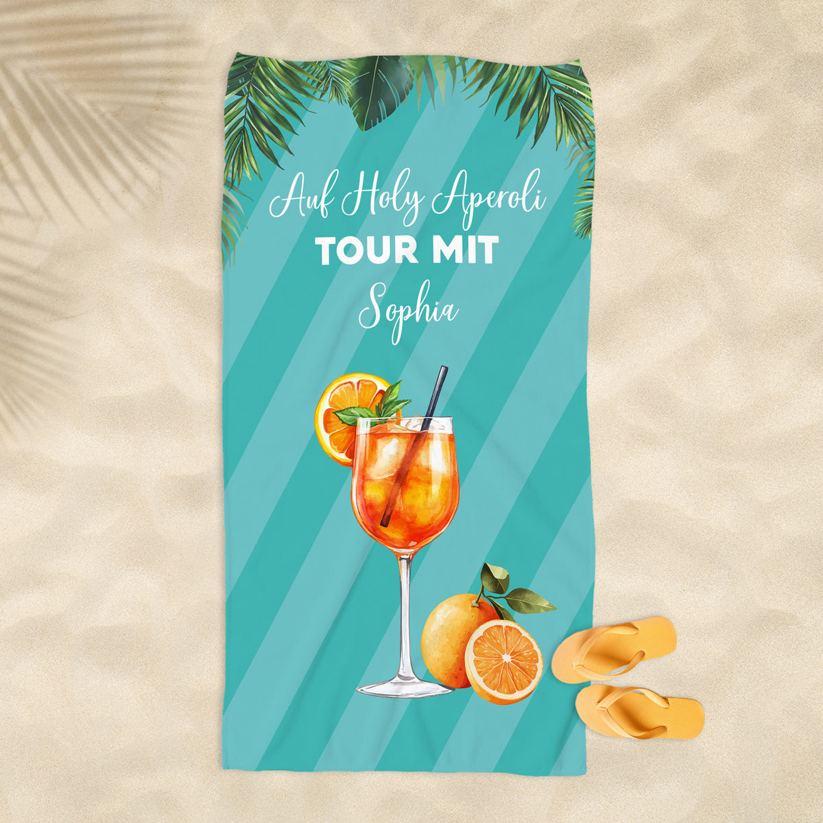 Badetuch mit Aperol-Design am Strand ausgebreitet, sommerliches Motiv mit personalisierter Beschriftung.