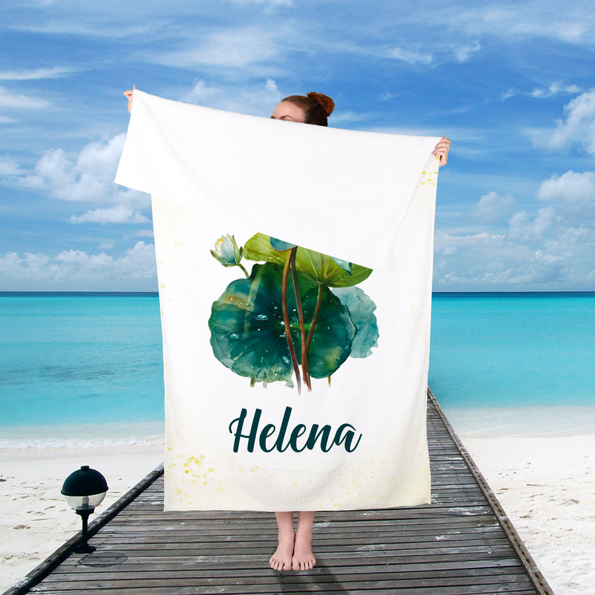 Großes Badetuch mit Seerosen-Geburtsblume und Name Helena am Strand
