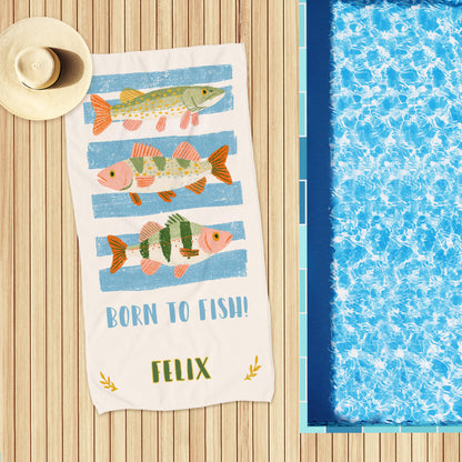Personalisiertes Badetuch mit bunten Fischen, Text Born to Fish und Name Felix am Pool