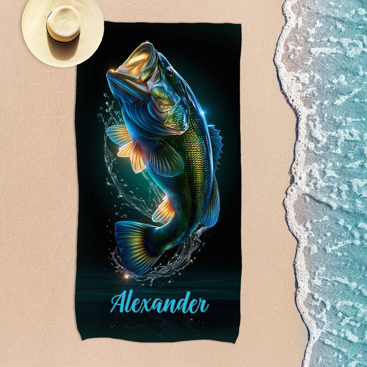 Schwarzes Angler-Badetuch mit großem Fischmotiv und personalisiertem Namen Alexander am Strand