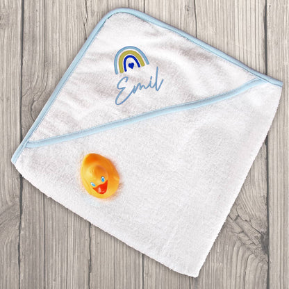 besticktes Kapuzenhandtuch für Jungen mit Regenbogen-Motiv und Name 