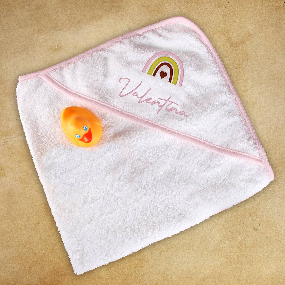 besticktes Kapuzenhandtuch für Mädchen mit Regenbogen und Name 