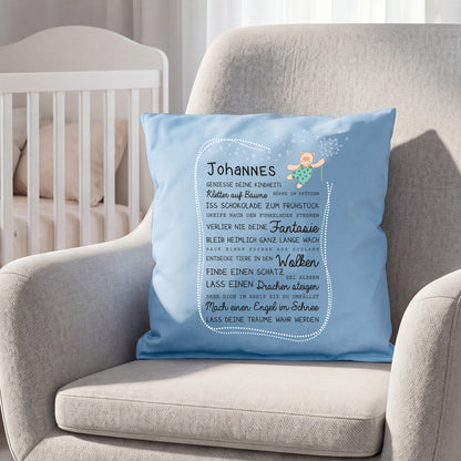 Blaues Kinderkissen mit Name Johannes und Bären Motiv im Babyzimmer