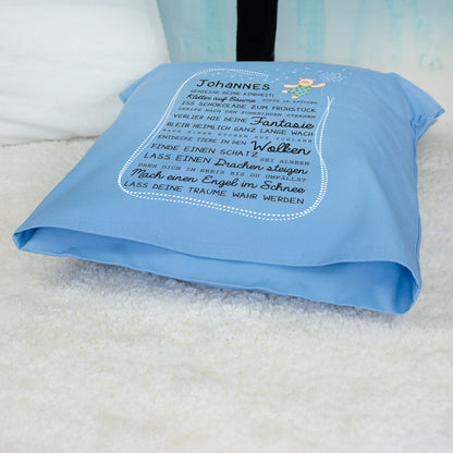 Blaues Kissen mit Name Johannes und Kindheit Spruch liegend auf Fell