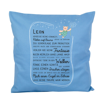 Blaues Kinderkissen mit Name Leon, Bären Motiv und Kindheit Spruch auf weißem Hintergrund