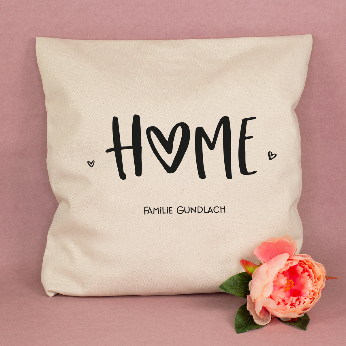 Personalisiertes HOME Kissen in Natur mit Wunschtext Familie Gundlach und Blume