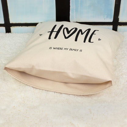 Natur Kissen mit HOME Motiv und Spruch Home is where my family is liegend auf Fell