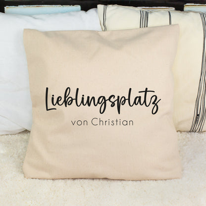 Personalisiertes Lieblingsplatz Kissen in Natur mit Wunschtext von Christian auf dem Sofa