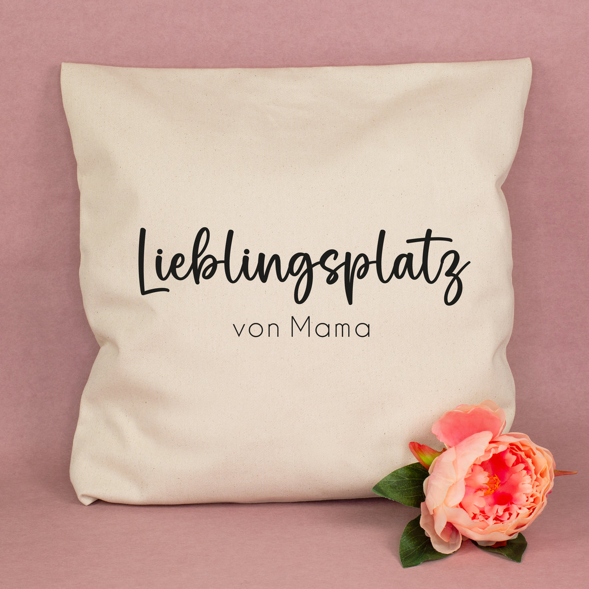 Naturfarbenes Lieblingsplatz Kissen mit Wunschtext von Mama als Geschenkidee