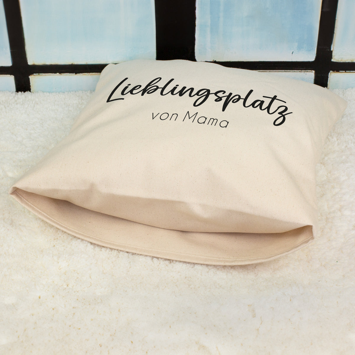 Lieblingsplatz Kissen mit Wunschtext von Mama liegend auf Fell