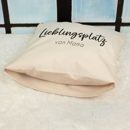 Lieblingsplatz Kissen mit Wunschtext von Mama liegend auf Fell