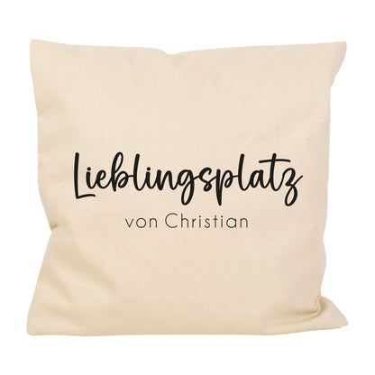 Personalisiertes Lieblingsplatz Kissen in Natur mit Wunschtext von Christian auf weißem Hintergrund
