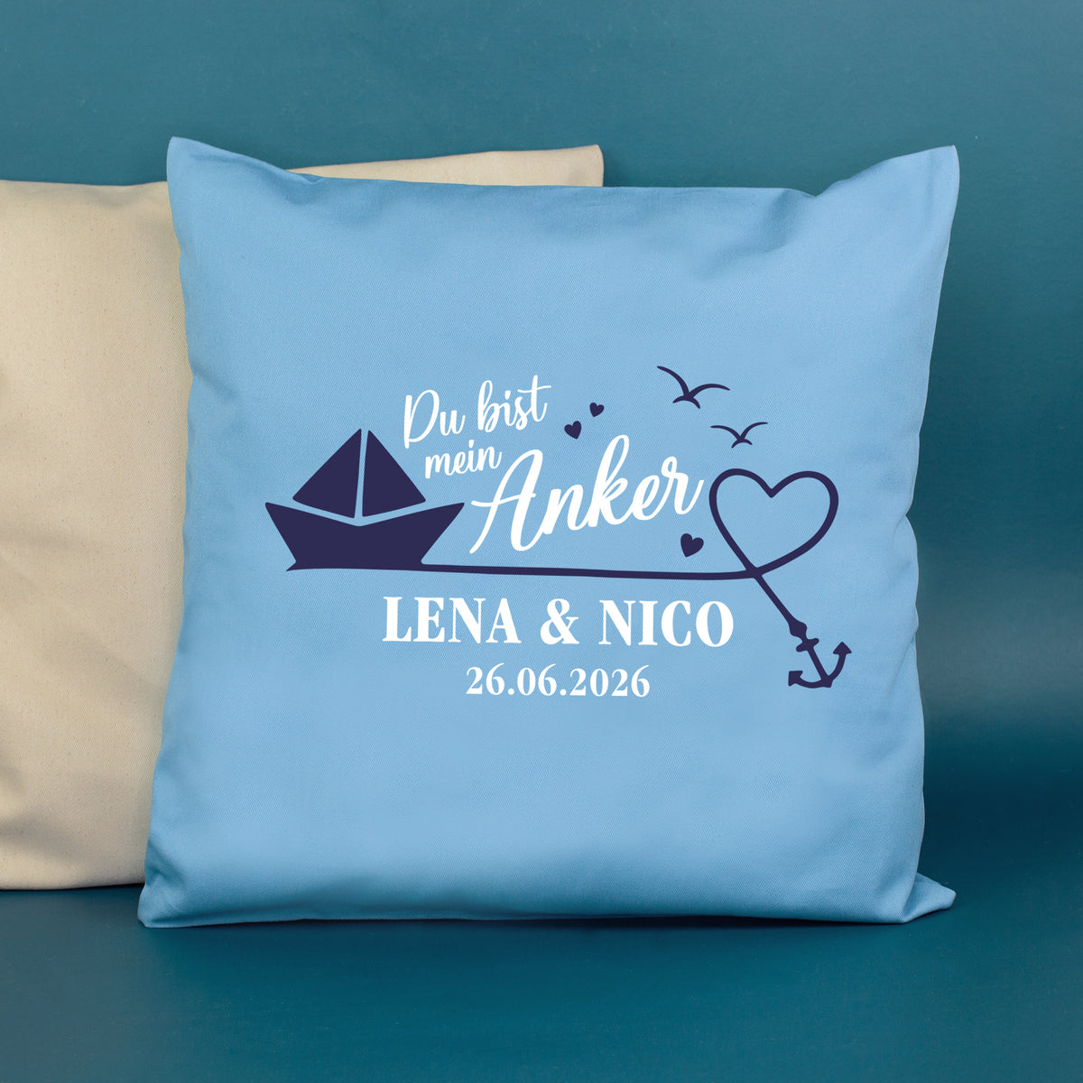 Personalisiertes blaues Kissen mit Namen Lena und Nico als Geschenk zur Hochzeit