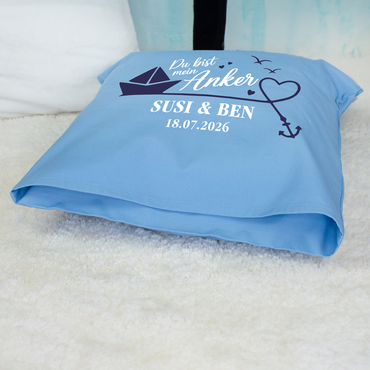 Blaues Kissen mit Anker Motiv und Namen als romantisches Geschenk für Paare