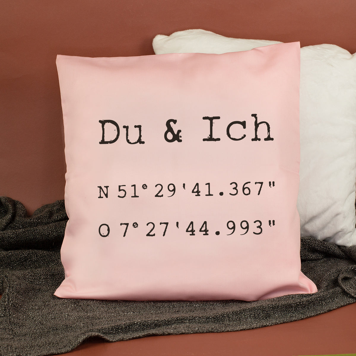 Rosa Kissen Familie mit personalisierten Koordinaten als Geschenk