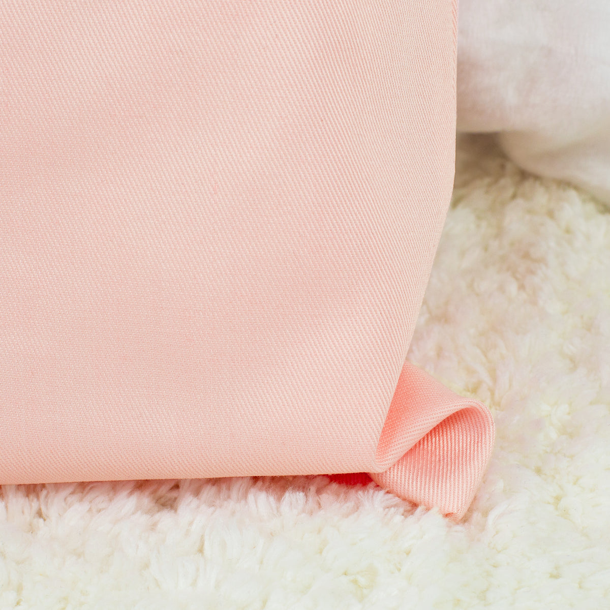 Detailaufnahme vom rosa Kissenstoff mit feiner Struktur