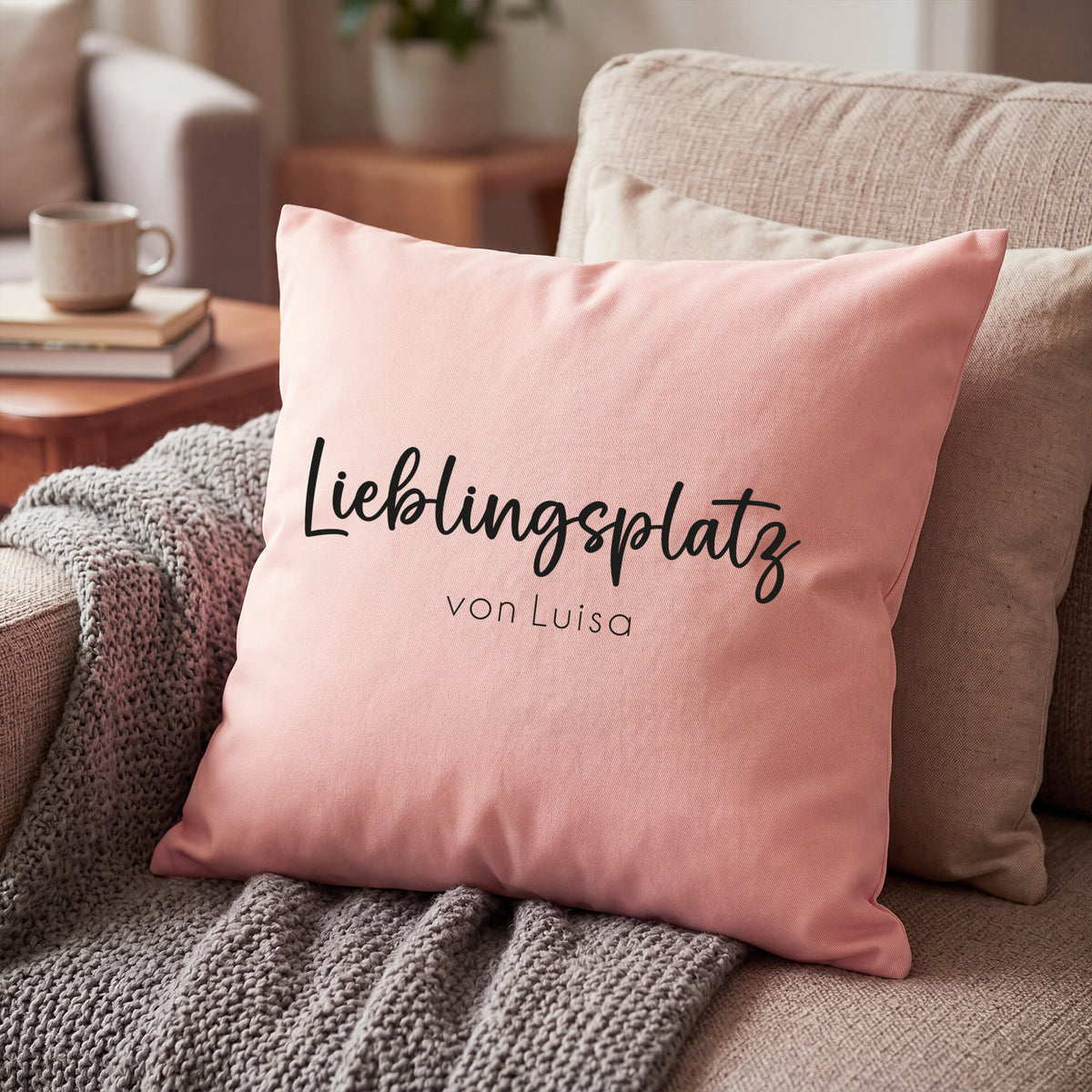 Personalisiertes Kissen 'Lieblingsplatz' mit Wunschtext | Geschenk zum Einzug & Hausbau für Wohnung