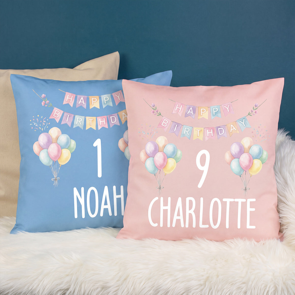 Zwei personalisierte Geburtstagskissen in Blau und Rosa mit Ballonmotiv, Happy-Birthday-Girlande, Alter und Name