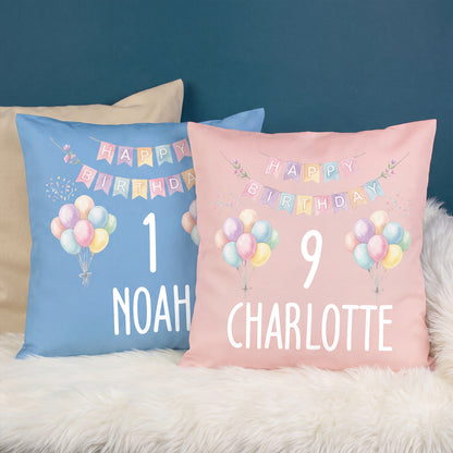 Zwei personalisierte Geburtstagskissen in Blau und Rosa mit Ballonmotiv, Happy-Birthday-Girlande, Alter und Name