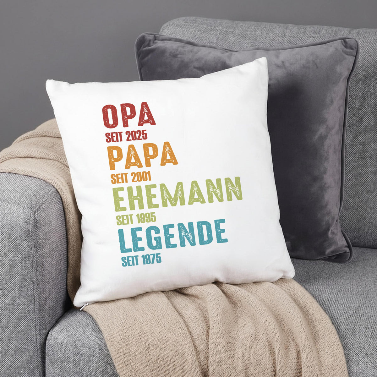 Dekokissen personalisiert mit Opa Papa Ehemann Legende und Wunschtext auf Sessel mit Decke