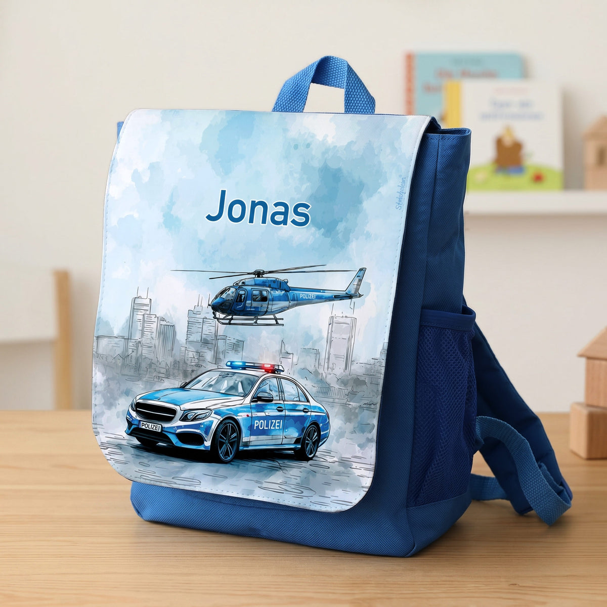 Blauer Kinderrucksack mit Name Jonas, Polizeiauto und Hubschrauber auf der Frontlasche