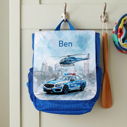 Personalisierter Kindergartenrucksack mit Name Ben und Polizei-Motiv an einer Garderobe