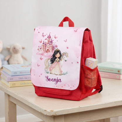 Personalisierter roter Kindergartenrucksack mit Name Svenja, Prinzessin, Pferd und Schloss Motiv auf Kindertisch