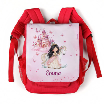 Roter Kinderrucksack mit Name Emma und Prinzessin Pferd Schloss Motiv freigestellt auf weißem Hintergrund