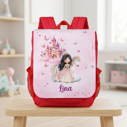 Personalisierter Kindergartenrucksack mit Name Lina, Prinzessin und Pferd Motiv auf hellem Tisch im Kinderzimmer