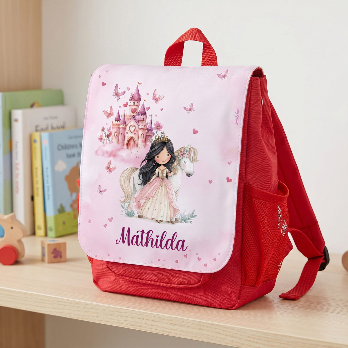 Roter Mädchenrucksack mit Name Mathilda, Schloss, Prinzessin und Pferd Motiv seitlich im Kinderzimmer