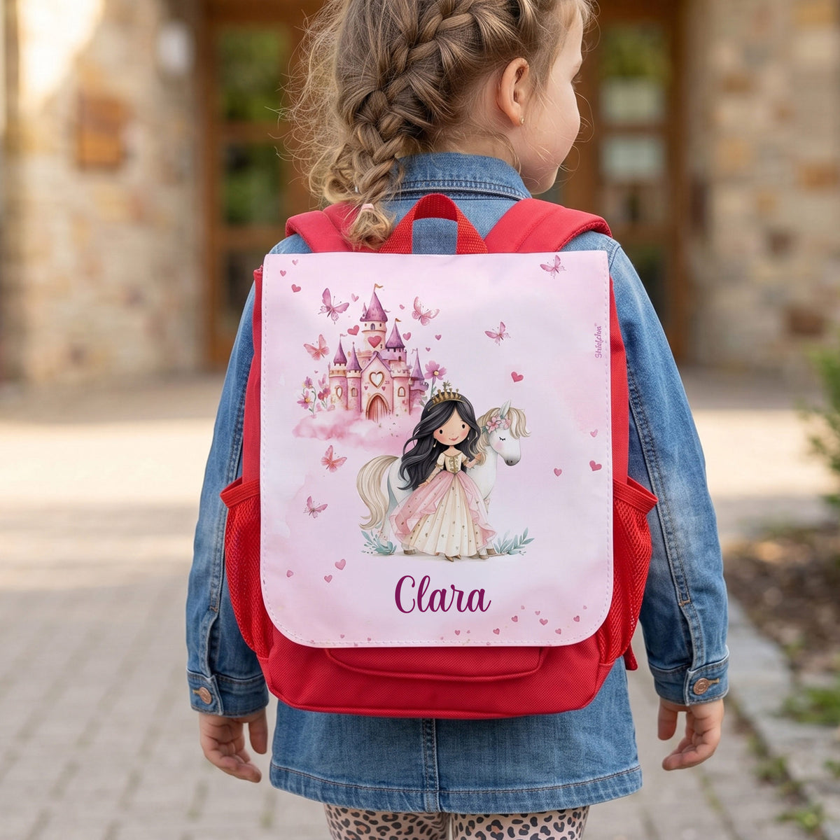 Kindergartenrucksack mit Name Clara und Prinzessinnen-Motiv wird von einem Mädchen auf dem Rücken getragen