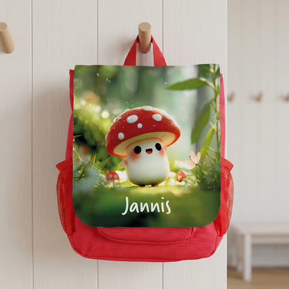 Roter Kindergartenrucksack mit Name Jannis und Glückspilz-Motiv freigestellt auf weißem Hintergrund