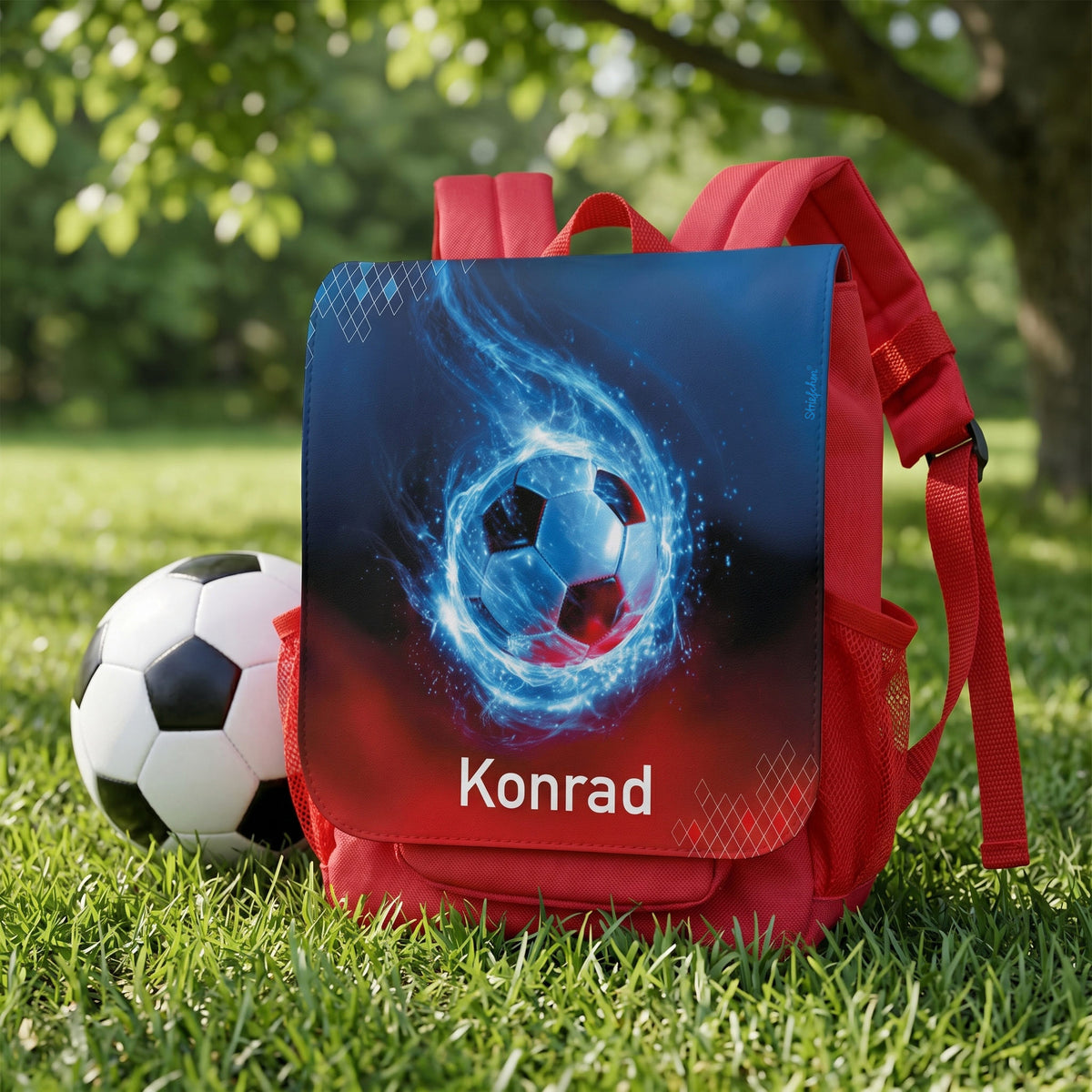 Personalisierter roter Kindergartenrucksack mit Fußball-Motiv und Name Konrad im Grünen