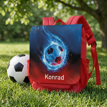 Personalisierter roter Kindergartenrucksack mit Fußball-Motiv und Name Konrad im Grünen