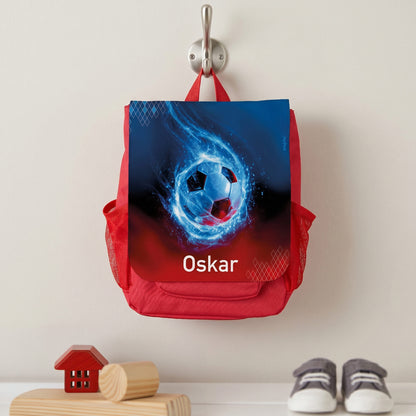 Roter Kita-Rucksack mit blauem Fußball-Motiv und Name Oskar an Wandhaken