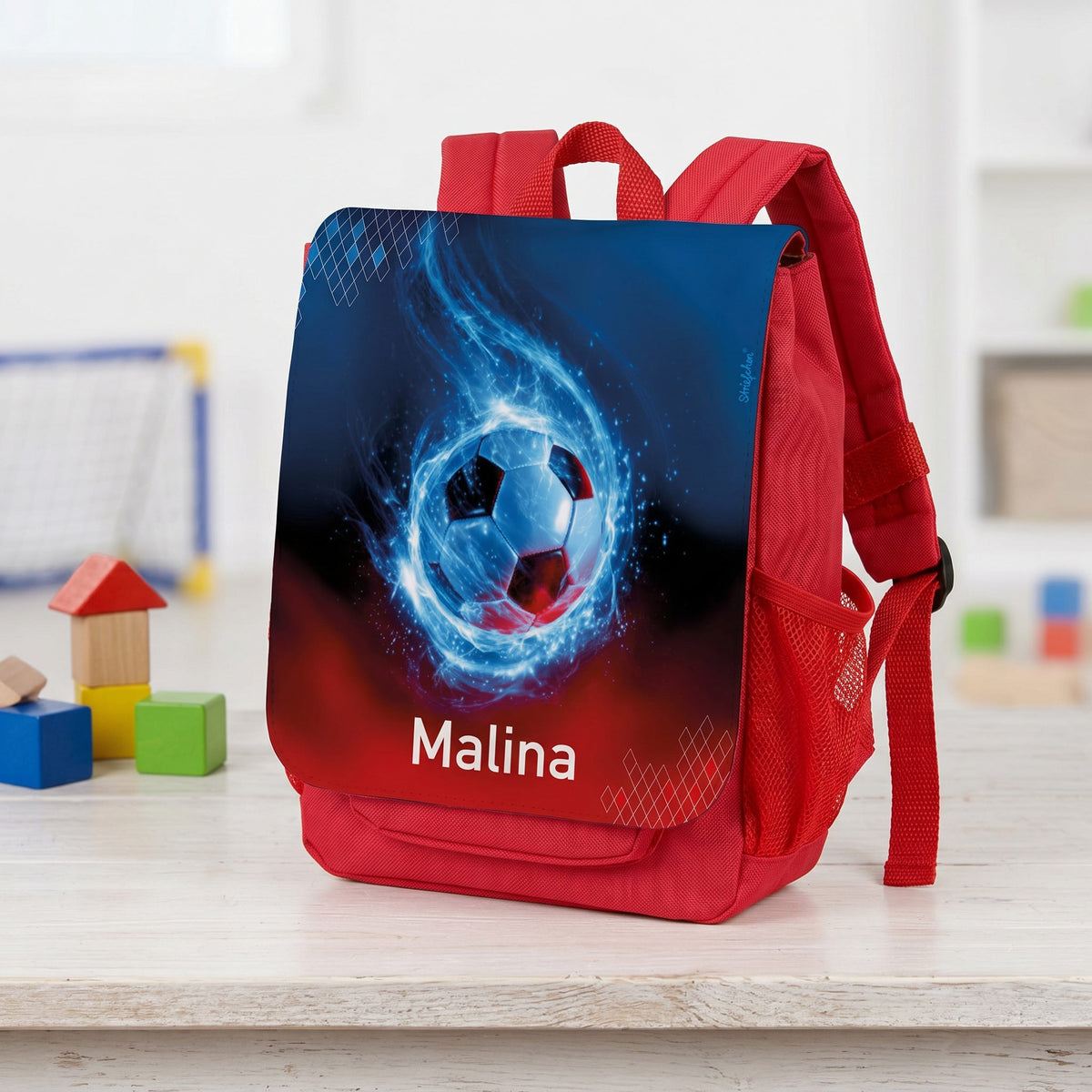 Personalisierter Kindergartenrucksack mit Fußball-Motiv und Name Malina auf hellem Tisch