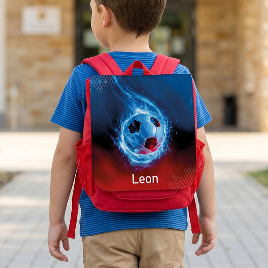 Kindergartenrucksack mit Fußball-Motiv und Name Leon auf dem Rücken eines Kindes