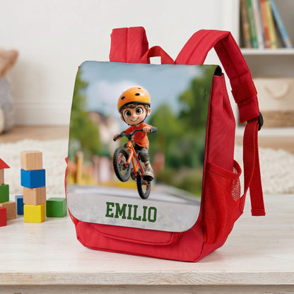 Roter Kindergartenrucksack mit BMX-Fahrrad-Motiv und Name Emilio auf der Frontlasche