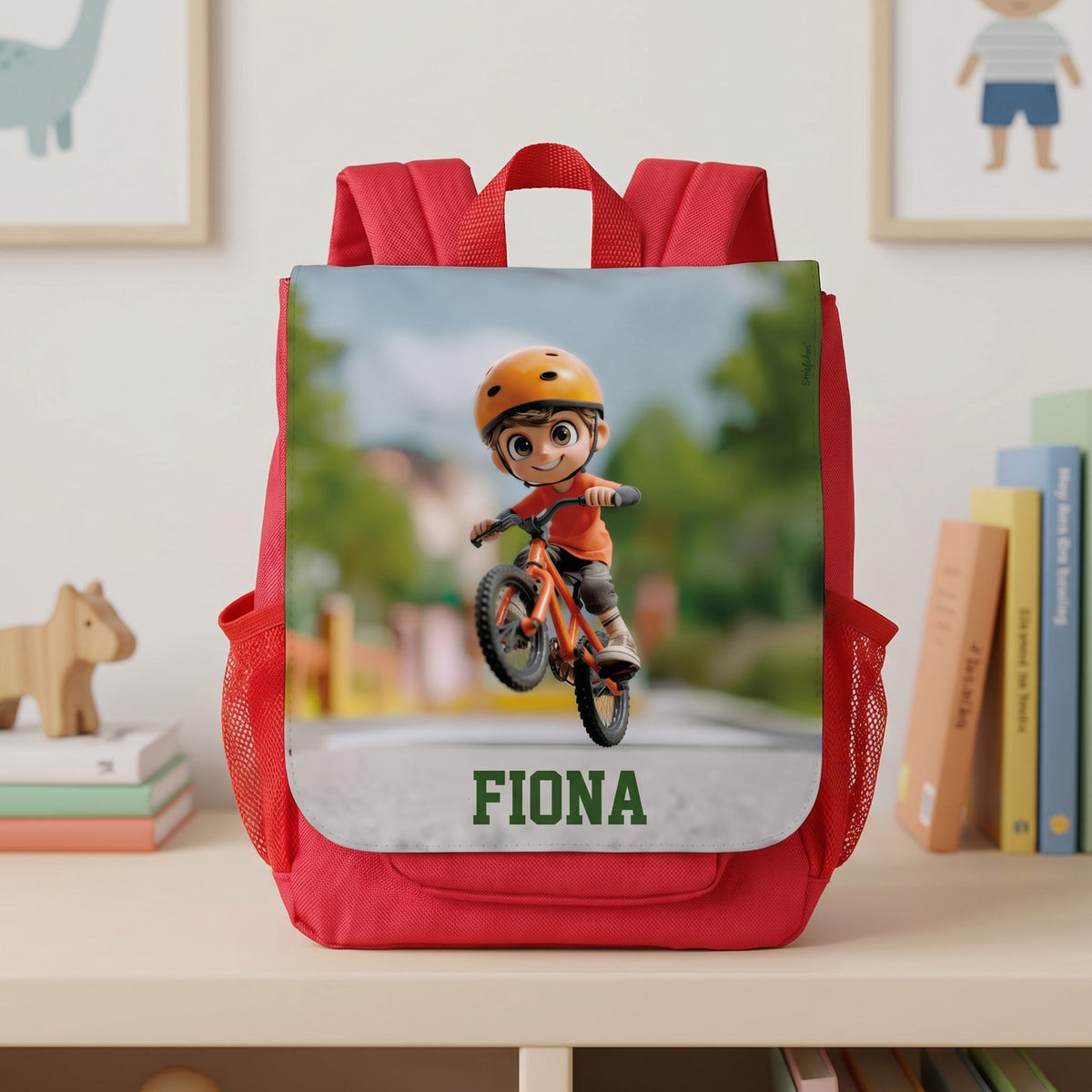 Roter Kindergartenrucksack mit sportlichem Fahrrad-Motiv und Beispielname Fiona im Kinderzimmer