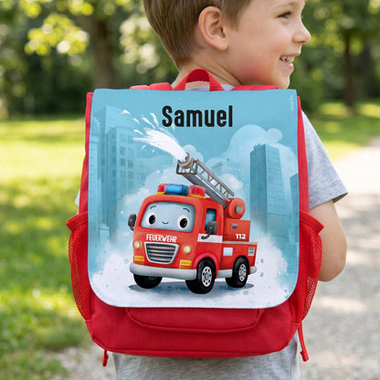 Kind trägt roten Kindergartenrucksack mit Feuerwehr-Motiv, Wasserspritze und Name Samuel auf der Frontlasche