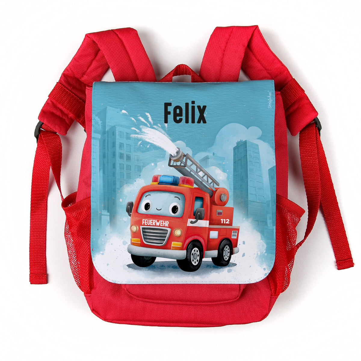 Roter Kindergartenrucksack mit niedlichem Feuerwehrauto-Motiv und Name Felix vor weißem Hintergrund