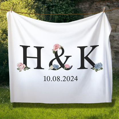Personalisierte Sherpadecke mit Initialen "H & K" und Datum, ideal als Hochzeitsgeschenk, auf Wäscheleine im Garten