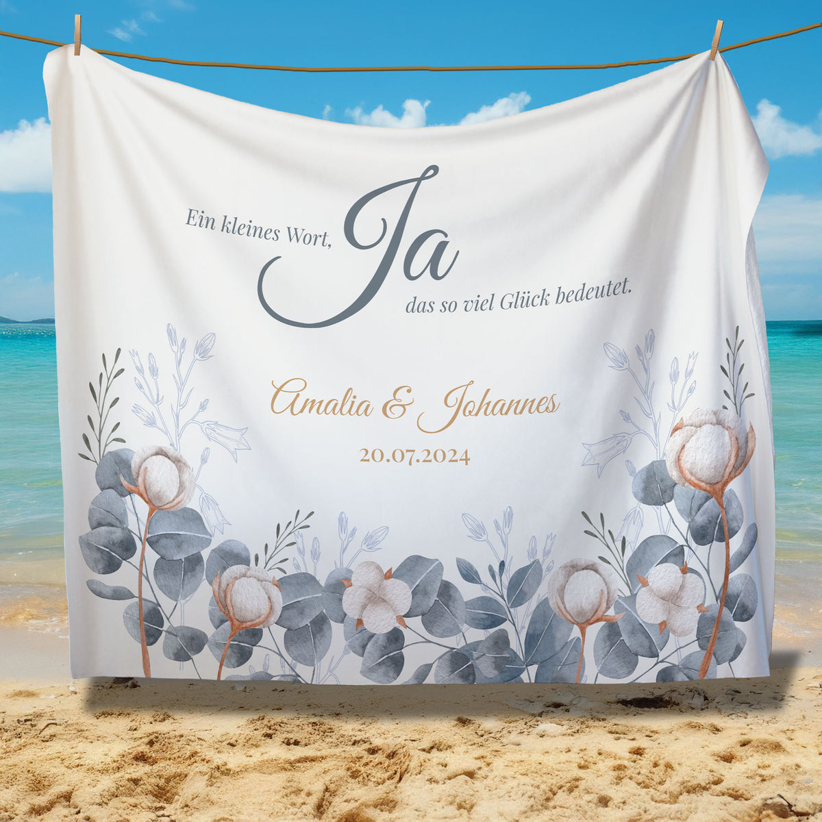 Decke am Strand: Personalisiert bedruckte Sherpadecke mit Hochzeitsspruch, Namen und Datum am Strand, 152 × 203 cm