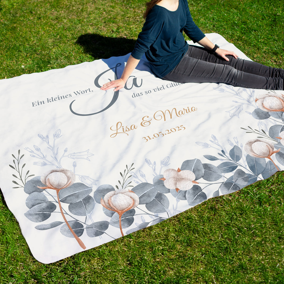Decke auf Wiese: XXL Sherpadecke mit romantischem Hochzeitsmotiv, personalisiert mit Namen und Datum, 152 × 203 cm