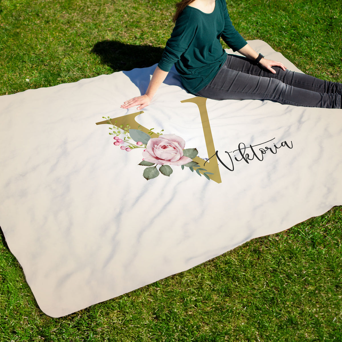 Sherpa-Picknickdecke mit floraler Initiale und Name, extra groß und kuschelig.