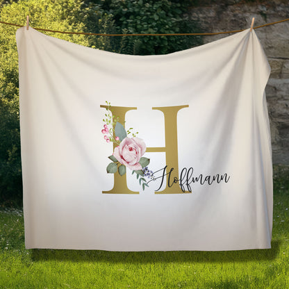 Kuscheldecke für besondere Momente, personalisiert mit Initiale und Name, ideal als Geschenk.