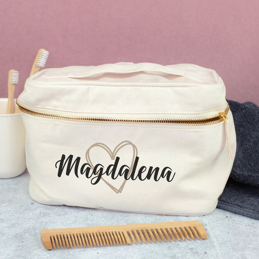 Personalisierter Kulturbeutel mit Namen Magdalena und Herzmotiv im Badezimmer