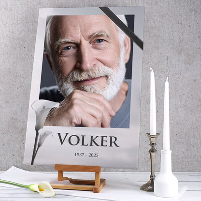 Trauerleinwand 60×40 cm mit Foto, Calla-Blume und Lebensdaten – auf Holzkeilrahmen